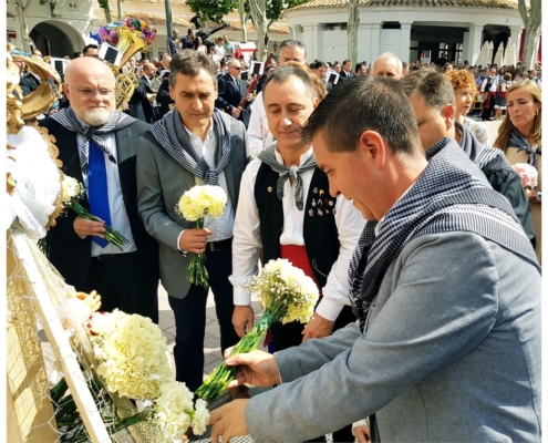 Santiago Cabañero felicita a la Peña Templete en el XXX aniversario de su Ofrenda de Flores a la Virgen de Los Llanos, gran cita de la Feria