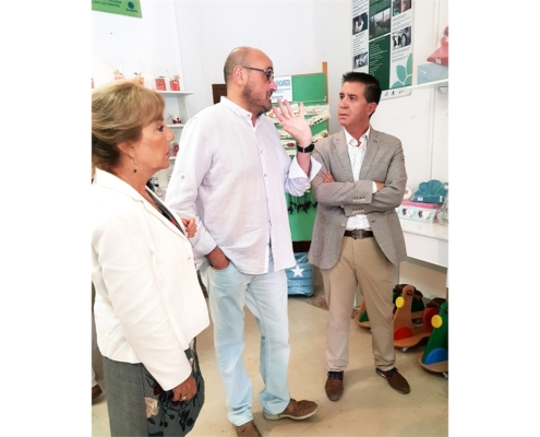 Santiago Cabañero continúa la ronda de visitas a asociaciones y colectivos presentes en la Feria de Albacete para agradecerles su trabajo