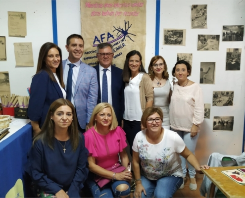 Los stands de asociaciones socio-sanitarias presentes en la Feria de Hell&iacute;n, parada obligatoria para el presidente de la Diputaci&oacute;n, Santiago Ca ...