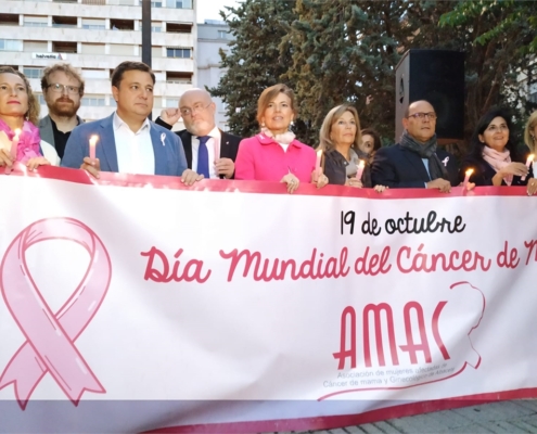 Agustín Moreno y Nieves García participan en la marcha organizada por AMAC con motivo del Día Mundial de Cáncer de Mama