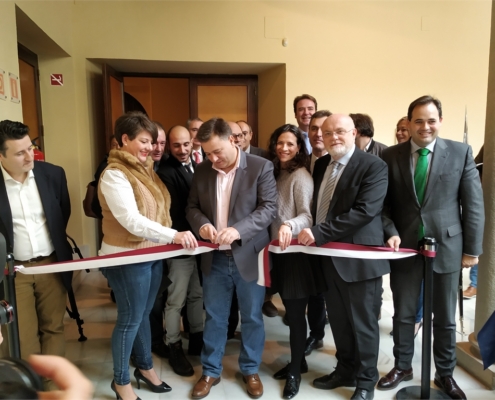 Raquel Ruiz compromete el apoyo de la Diputación al sector cuchillero durante la inauguración de la IX Feria de Cuchillería & knife show