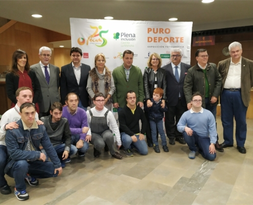 Nieves García ofrece a FECAM el apoyo de la Diputación para que su exposición Puro deporte recorra toda la provincia