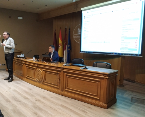 M&aacute;s de 170 personas participan en un curso formativo ofrecido por los responsables de la plataforma Sedipualb@ para dar a conocer este recurso di ...