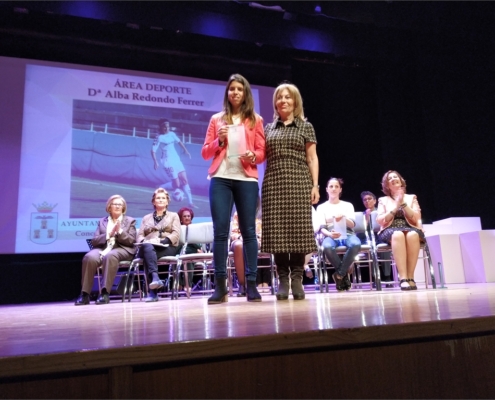 Nieves García entrega al premio como Reconocida 2019 a la joven futbolista Alba Redondo