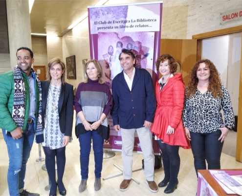 Un nutrido grupo de personas se da cita en el salón de actos de la Diputación para asistir a la presentación del libro Mujeres para tener en cuento