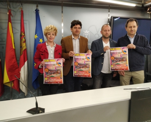 Leal subraya la importancia de las mujeres en el deporte profesional, durante la presentación de la fase de ascenso del UCA Baloncesto Albacete