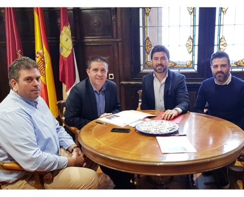 Santiago Cabañero se reúne con el presidente y parte de la Junta Directiva de AJE Albacete