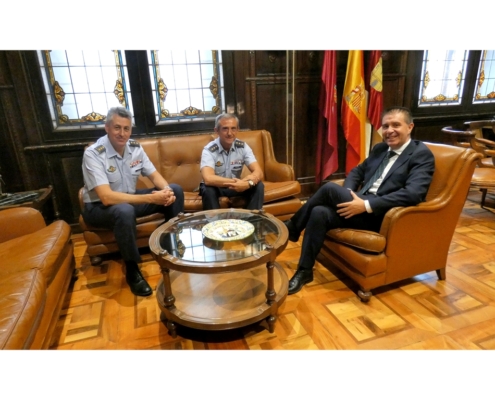 Caba&ntilde;ero recibe a los coroneles Pablos Chi y Belmonte Gim&eacute;nez que, este viernes, protagonizar&aacute;n el Relevo de Mando en la Base A&eacute;rea de Los Llanos
