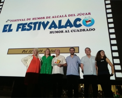 Amparo Torres entrega a Pepe Viyuela el premio Festivalaco 2019 como reconocimiento a toda una vida dedicada al humor