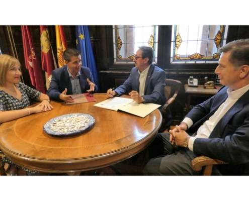 Los representantes del Consorcio del Circuito de Velocidad de Albacete y de la RFME, rubrican el convenio para el Campeonato de Espa&ntilde;a ESBK 2019